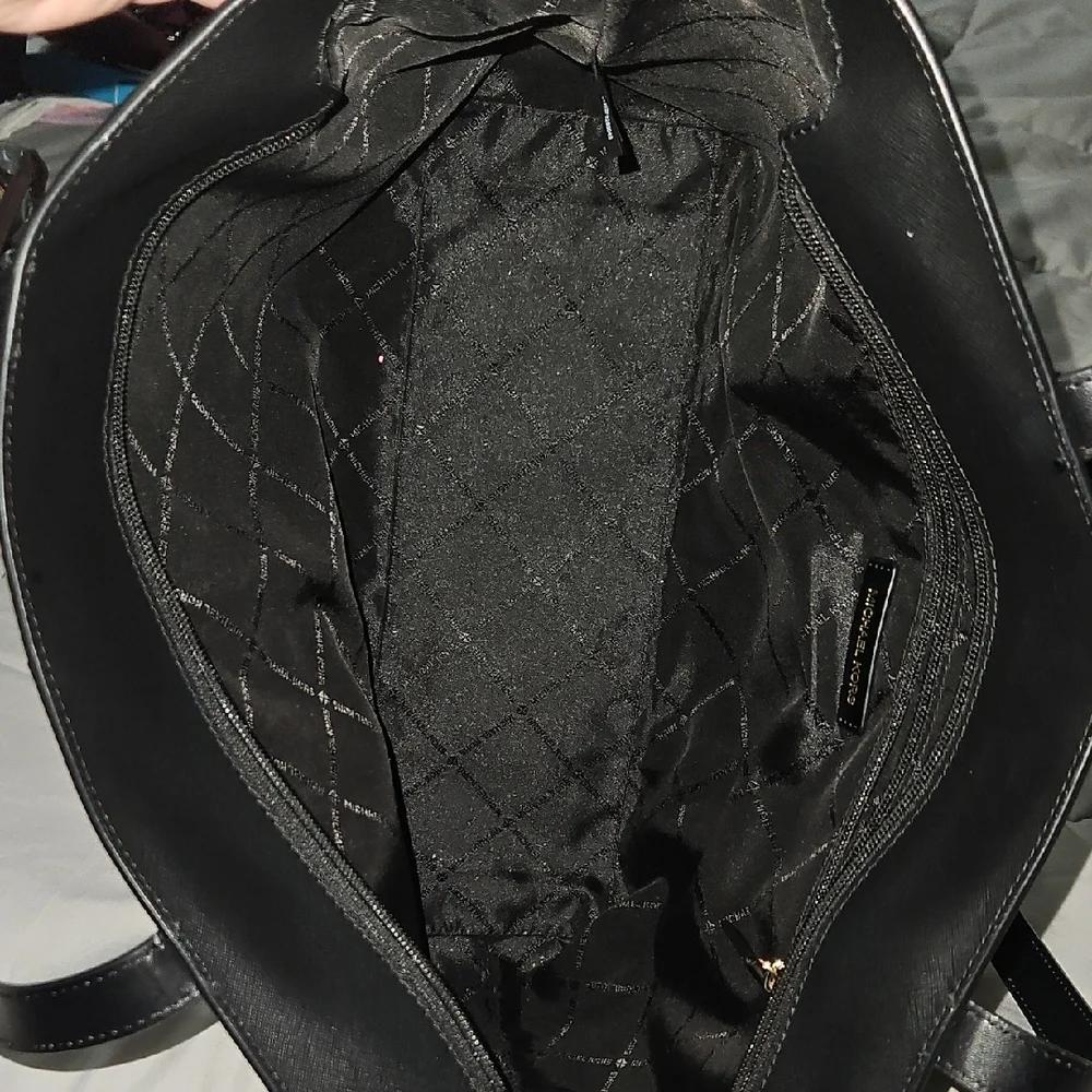 Michael KORS Balck Purse - Picture 2 of 13